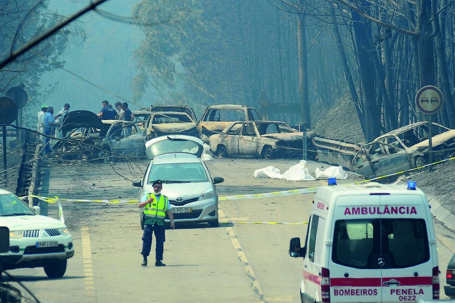 47 das 66 mortes ocorreram na ‘estrada da morte’, para onde as pessoas tentaram fugir das chamas