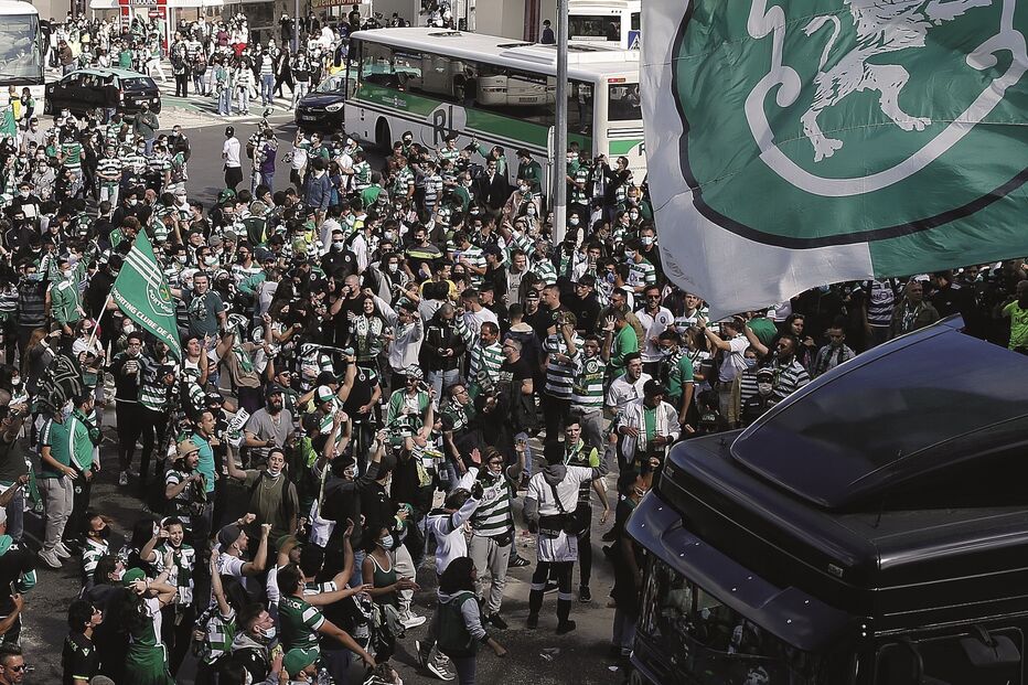 Milhares nas ruas festejaram o título do Sporting. Lisboa pode recuar para a terceira fase