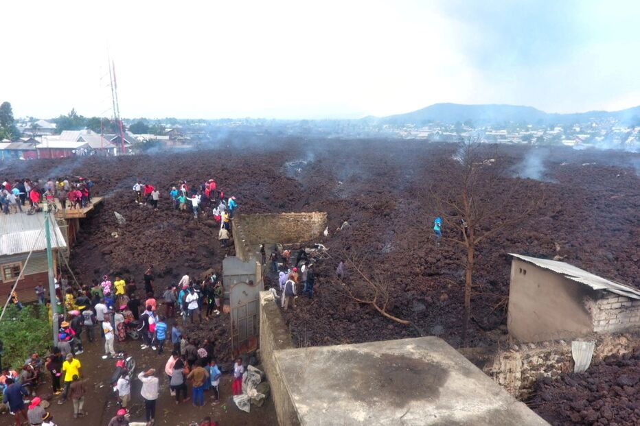 População caminha junta a casas destruídas pelo vulcão Mount Nyiragongo