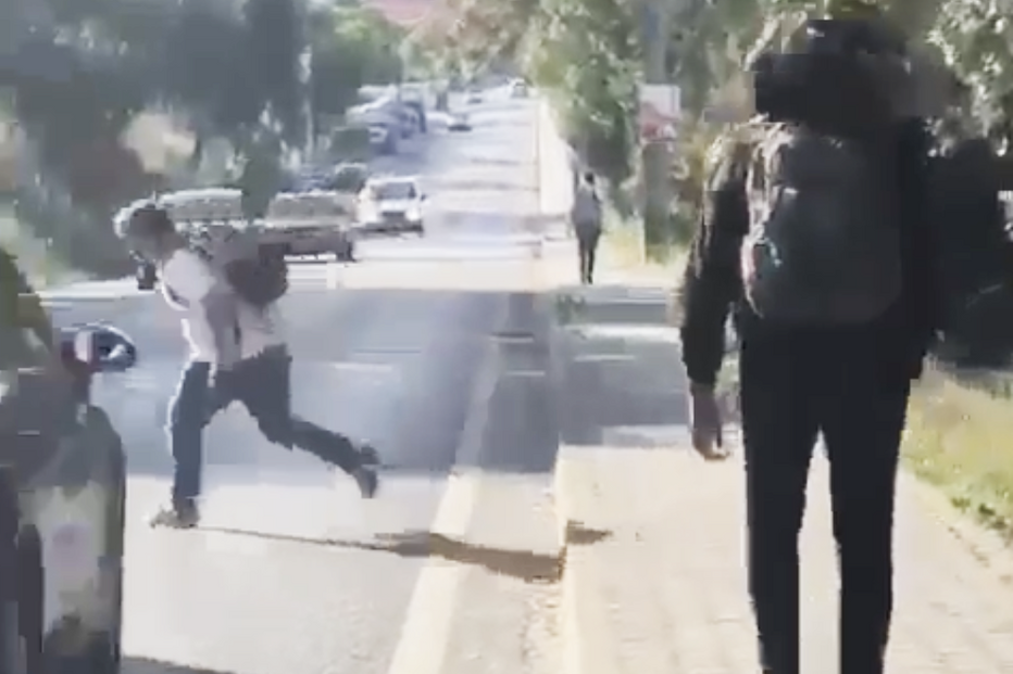 Imagens chocantes de menino atropelado ao fugir de colegas que o agrediam no Seixal