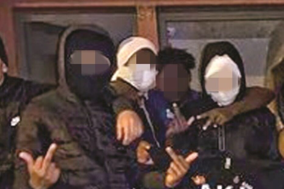 Imagens de vídeos publicados nas redes sociais em que membros do ‘AKJ’ cantam músicas, em estilo rap, relatando os seus crimes