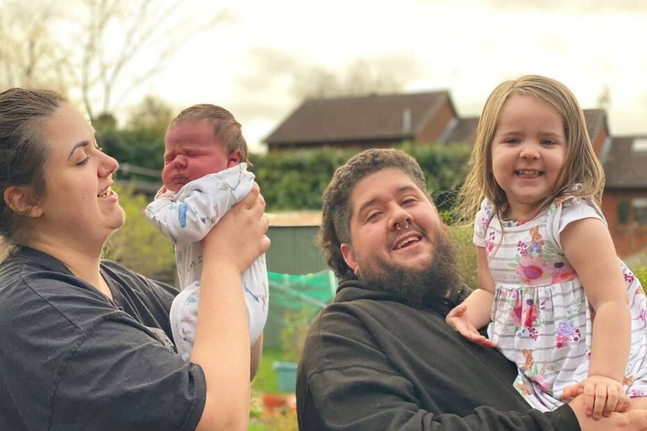 Amy Smit com o bebé recém-nascido, a filha mais velha e o marido