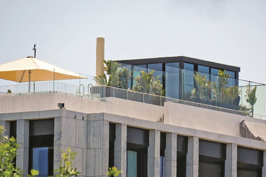 Um pormenor do espaço fechado que mandou construir no topo