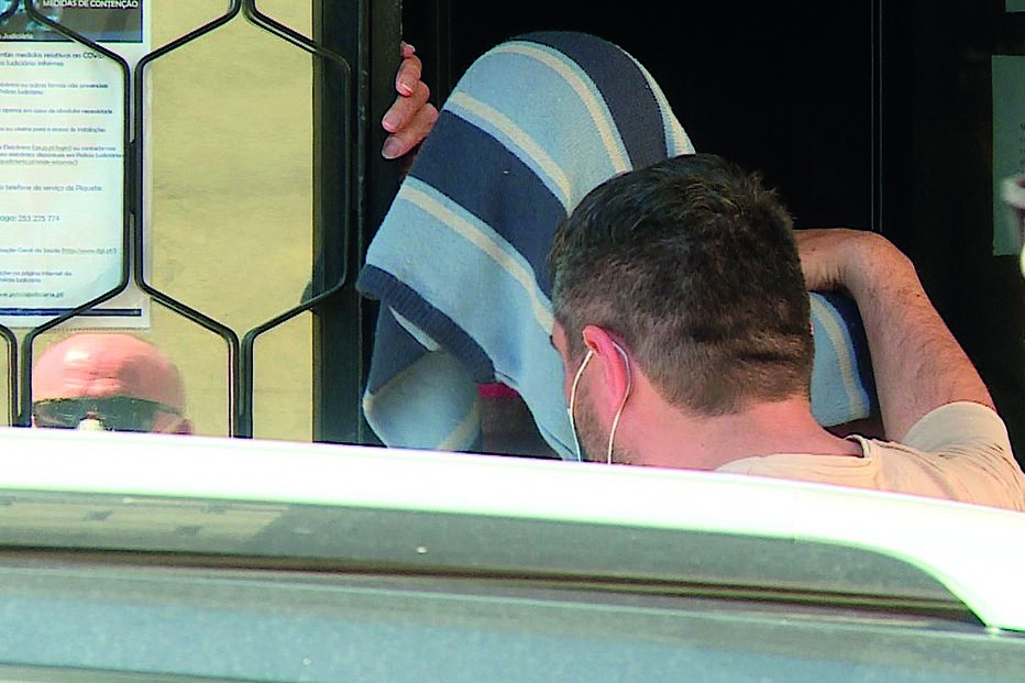 Adélio Pimenta foi esta quarta-feira levado pela Polícia Judiciária para o tribunal. Asfixiou Ilídio Cerqueira com o fio elétrico da cama articulada