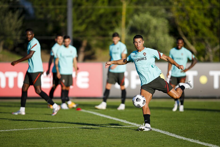 Cristiano Ronaldo e demais convocados realizam hoje o primeiro treino de preparação para o Europeu de futebol