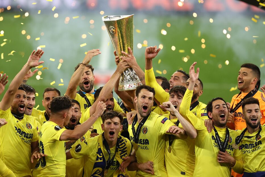 Villareal celebra com a taça da Liga Europa