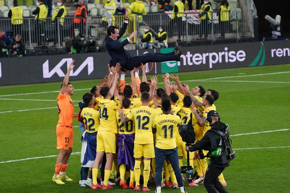 Villareal celebra com a taça da Liga Europa