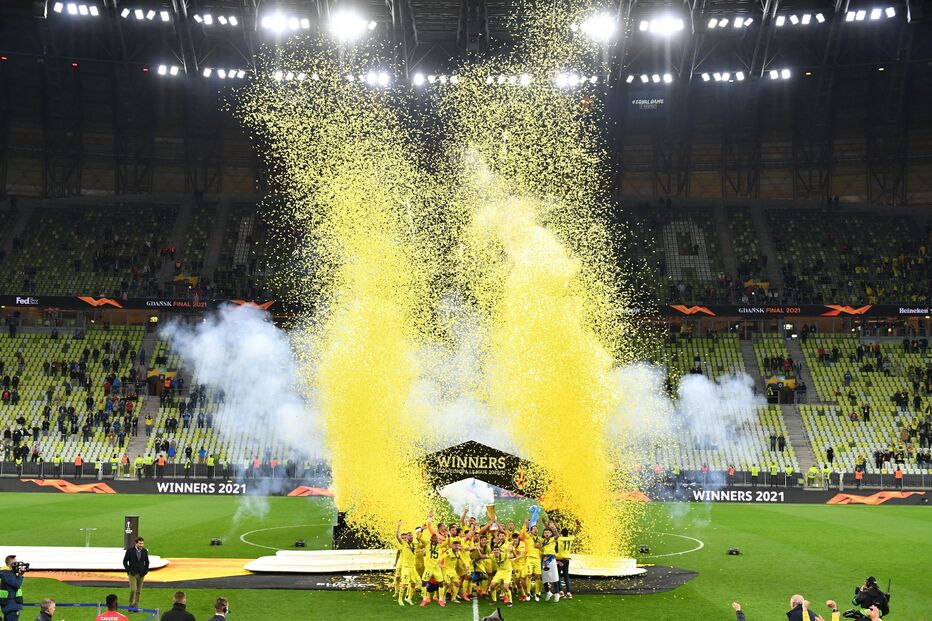 Villareal celebra com a taça da Liga Europa