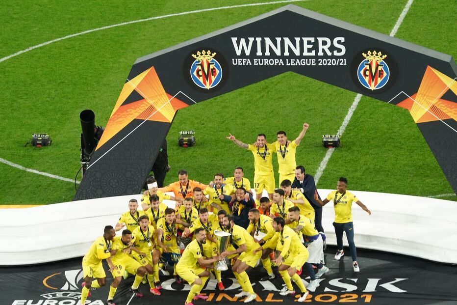 Villareal celebra com a taça da Liga Europa