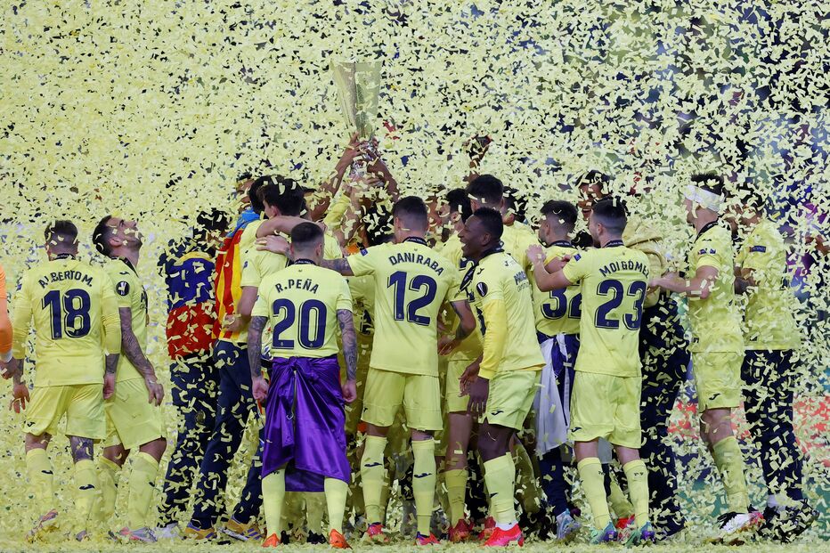 Villareal celebra com a taça da Liga Europa