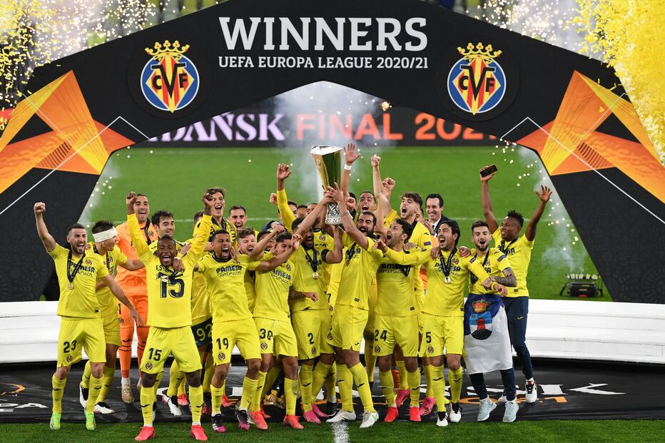 Villareal celebra com a taça da Liga Europa