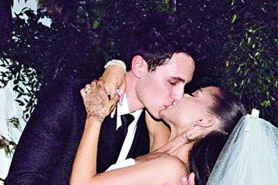 Ariana Grande publicou fotos do secreto casamento com Dalton Gomez    