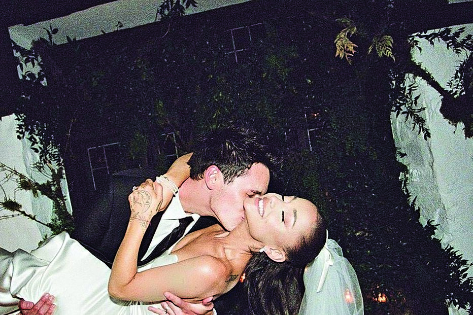 Ariana Grande publicou fotos do secreto casamento com Dalton Gomez    