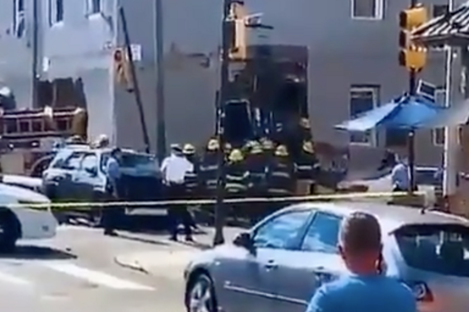 Camião dos bombeiros despista-se e atravessa prédio em Filadélfia