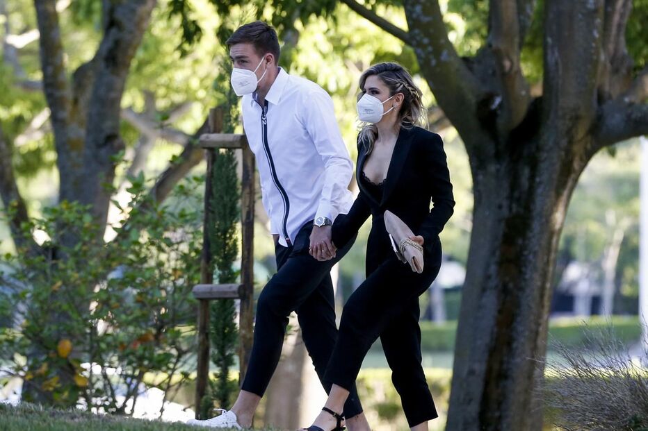 Sebastian Coates  chegou de mãos dadas com Maria José Carrero 