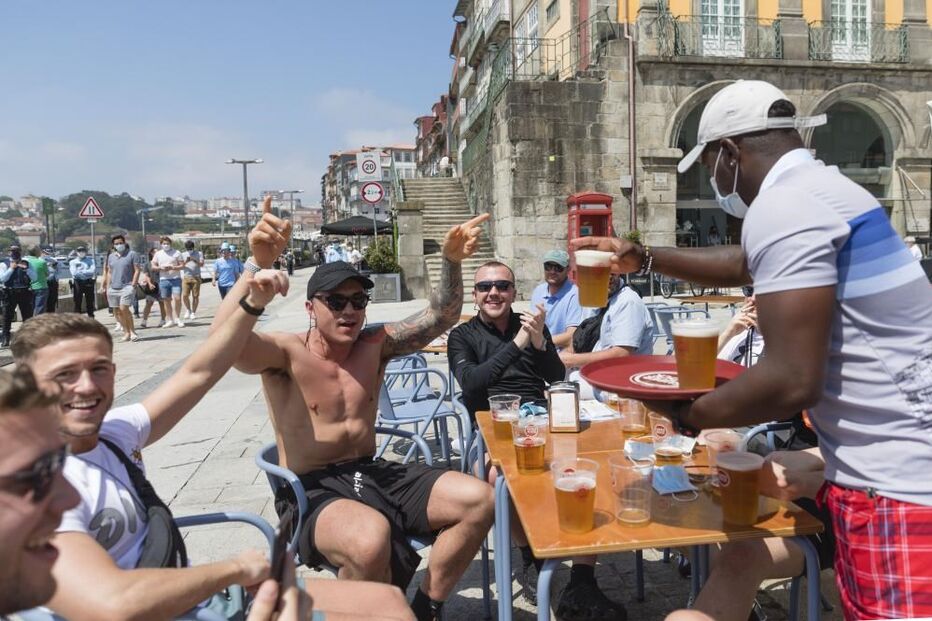 Centenas de adeptos ingleses concentraram-se na Ribeira do Porto
