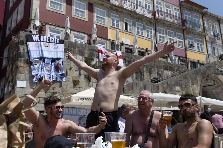 Centenas de adeptos ingleses concentraram-se na Ribeira do Porto