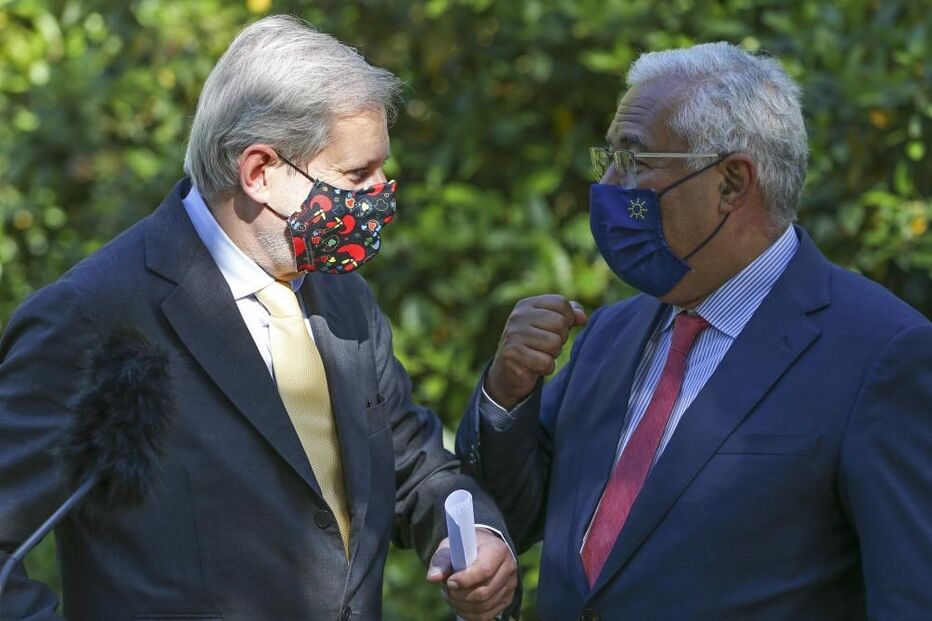 Costa com o comissário europeu para o Orçamento, Johannes Hahn