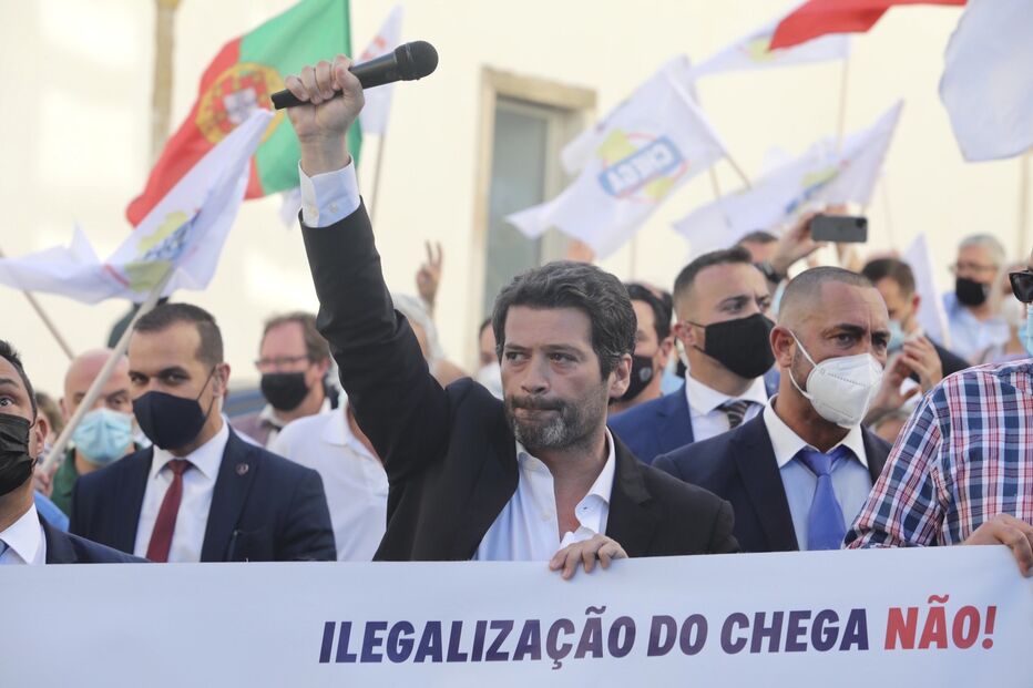 André Ventura em desfile do Chega por Coimbra antes do congresso