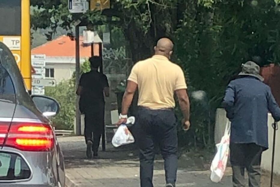 Motorista ajuda idosa a chegar ao autocarro