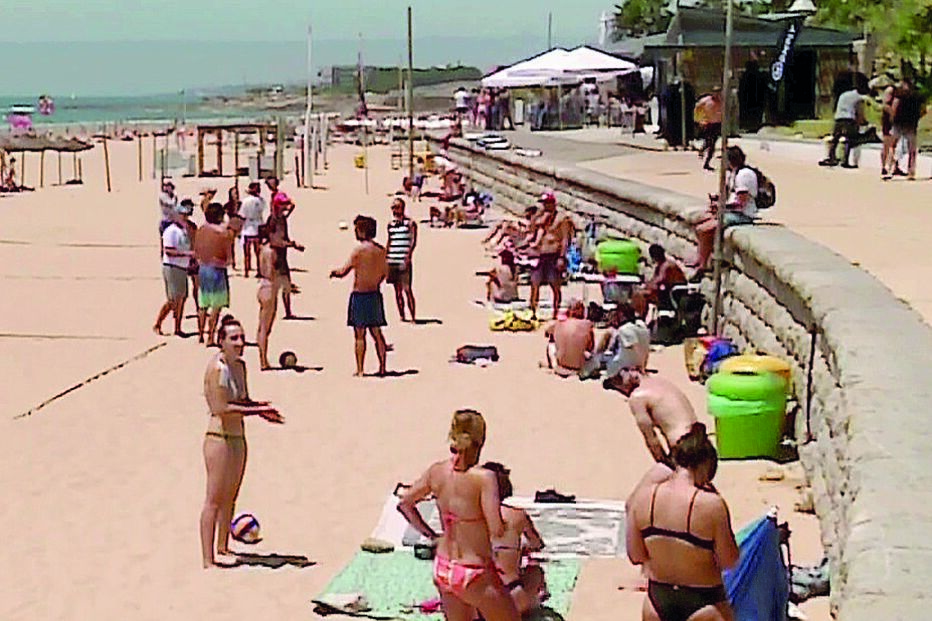 Carcavelos contou este sábado com muitos banhistas