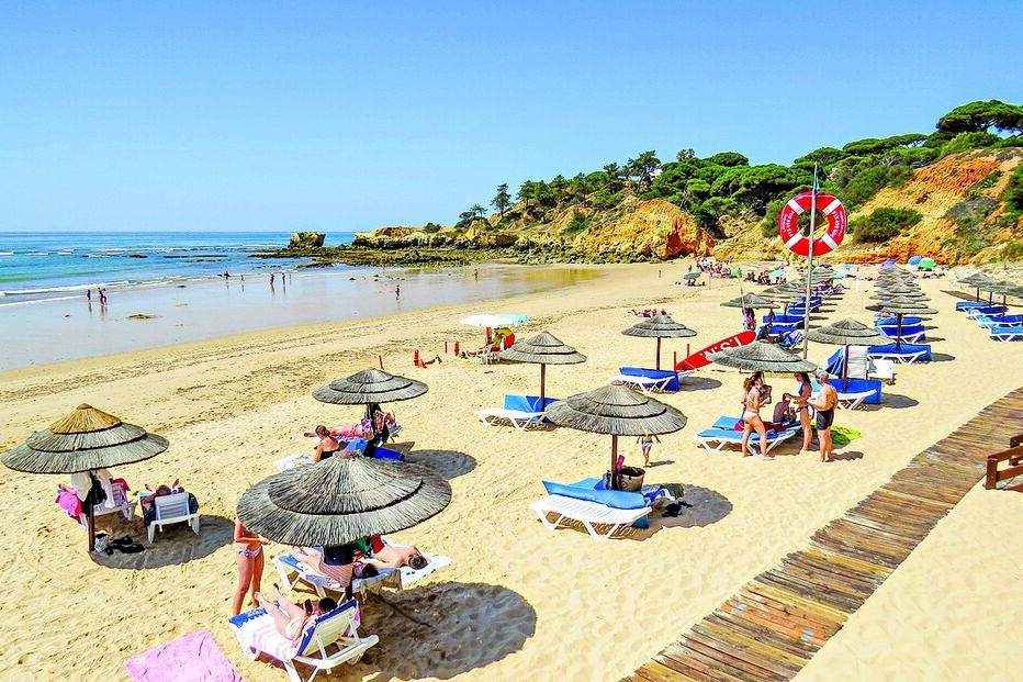 Albufeira saiu este sábado do estado de alerta e temperaturas levaram muitos à praia, respeitando as distâncias