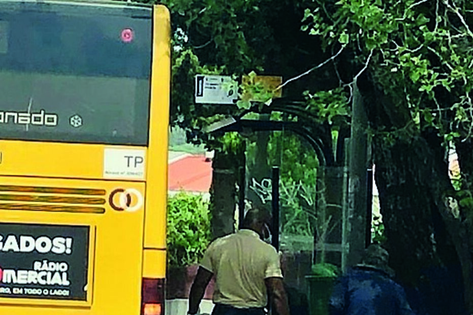 Motorista ajuda idosa em Lisboa