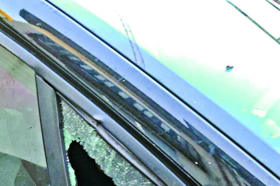 Veículo tinha vidros partidos