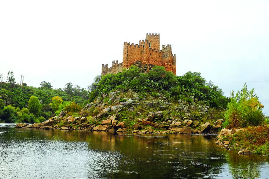 Almourol é um dos mais belos e singulares castelos portugueses. Foi edificado por Gualdim Pais numa ilha do rio Tejo