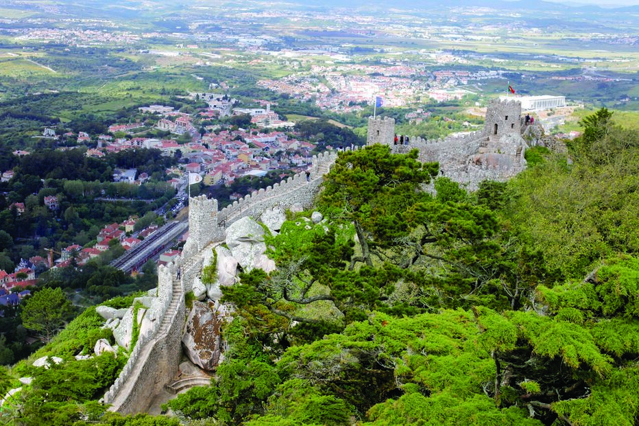 Sintra. O Castelo dos Mouros não é o mais antigo nem o maior, mas é, com toda a certeza, o que tem mais lendas associadas