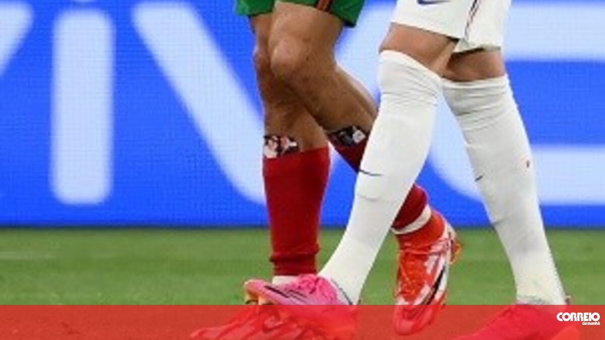 Cristiano Ronaldo utiliza caneleiras... com fotografia de ...
