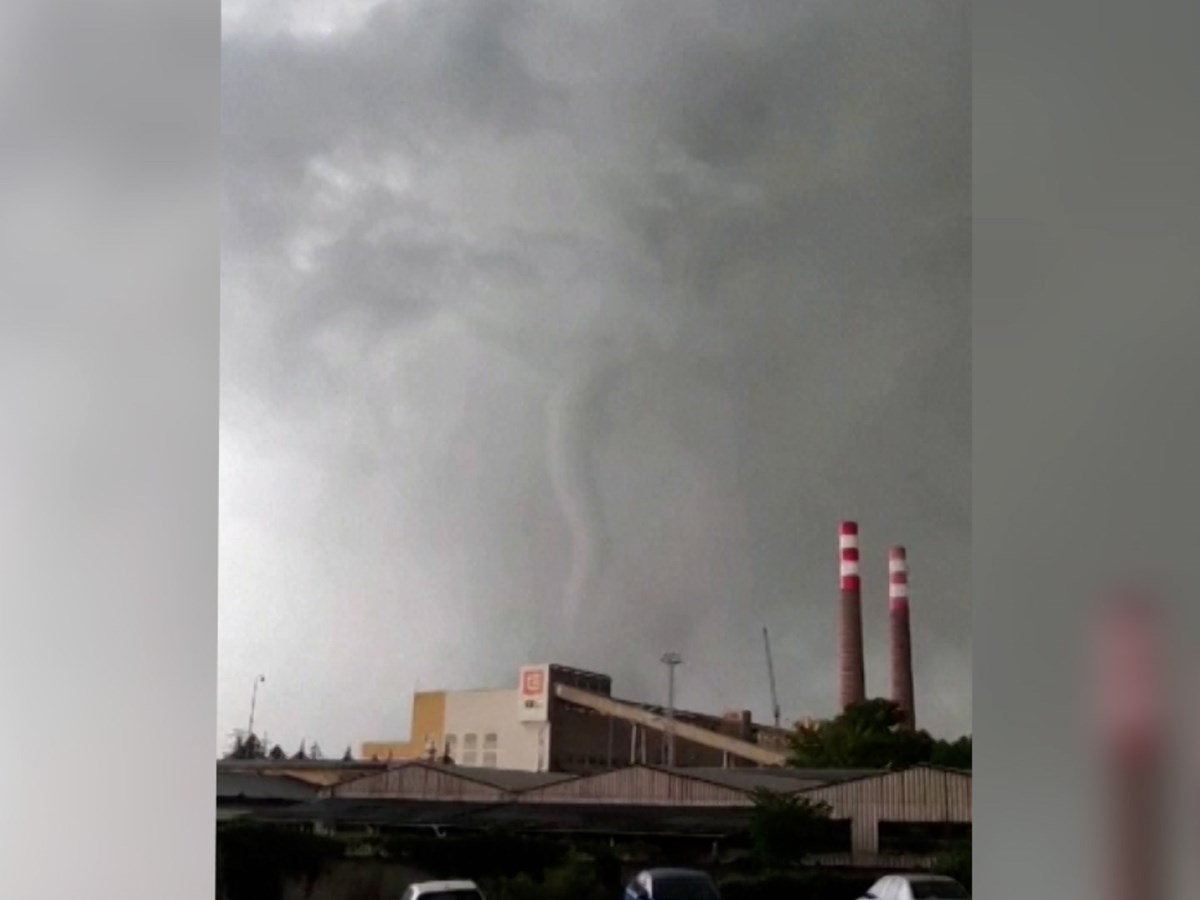 Vídeo mostra tornado raro que atingiu a República Checa - Mundo foto foto foto