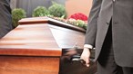 Mulher presa por roubar joias e carteiras de caixões durante cerimónias fúnebres 
