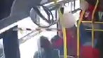 Adolescente pega fogo a cabelo de mulher dentro de autocarro. Veja o vídeo 