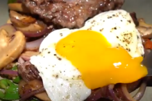 Carne de porco com ovos: Gordon Ramsay gera controvérsia ao cozinhar 