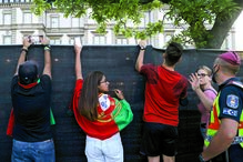 Adeptos junto ao hotel