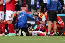 Eriksen cai inanimado no relvado durante jogo do Euro 