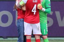 Sabrina é confortada pelos colegas de Eriksen