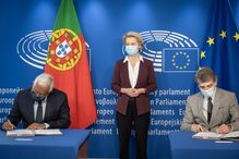 António Costa assina documento que oficializa certificado digital da Covid