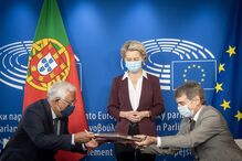 António Costa assina documento que oficializa certificado digital da Covid