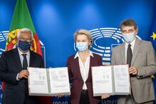 António Costa assina documento que oficializa certificado digital da Covid