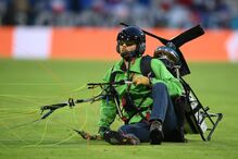 Ativista da Greenpeace cai no relvado antes do início do França-Alemanha no Euro2020