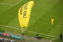 Ativista da Greenpeace cai no relvado antes do início do França-Alemanha no Euro2020