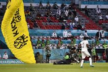 Ativista da Greenpeace cai no relvado antes do início do França-Alemanha no Euro2020