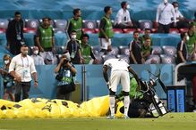 Ativista da Greenpeace cai no relvado antes do início do França-Alemanha no Euro2020