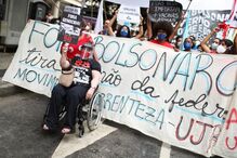Protesto contra Bolsonaro junta uma centena de pessoas em Lisboa a gritar 