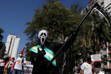 Protesto contra Bolsonaro junta uma centena de pessoas em Lisboa a gritar 