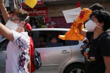 Protesto contra Bolsonaro junta uma centena de pessoas em Lisboa a gritar 