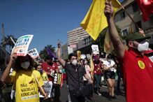 Protesto contra Bolsonaro junta uma centena de pessoas em Lisboa a gritar 