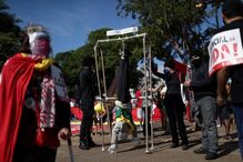 Protesto contra Bolsonaro junta uma centena de pessoas em Lisboa a gritar 